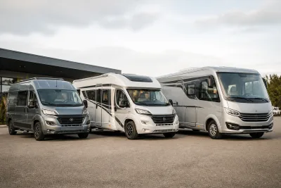 Trois camping-cars neufs alignés : fourgon compact, profilé moyen et liner plus long, pour comparer leurs gabarits