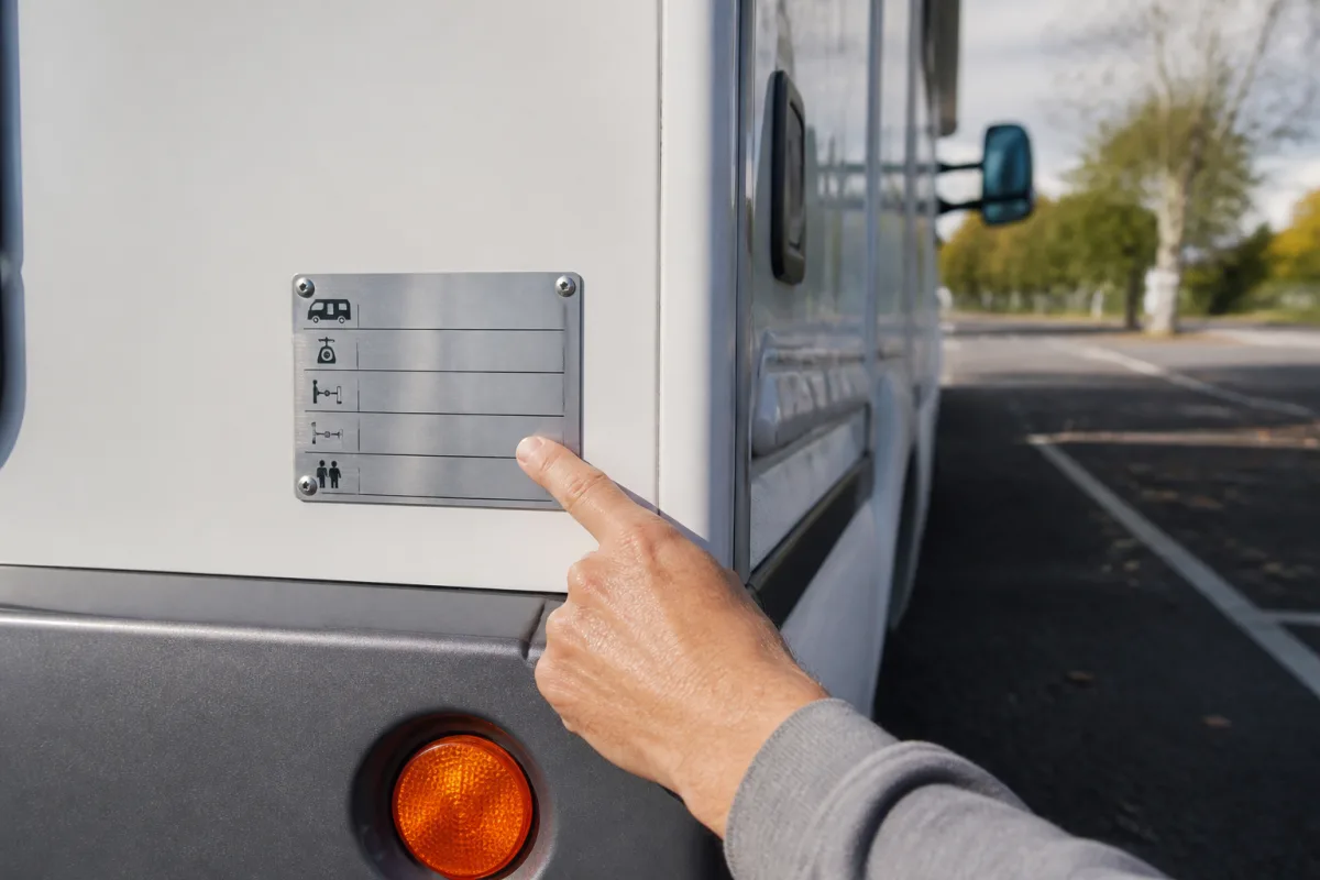 Plaque technique d'un camping-car avec indication PTAC en gros plan